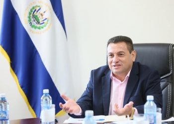 Ministro Castro advierte a constructoras a detener trabajos aéreos por lluvias y fuertes vientos