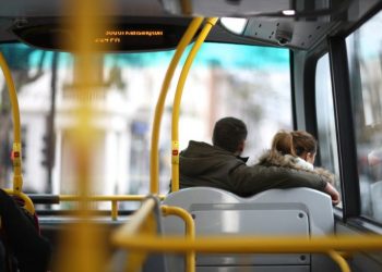 Suegra e hija golpean a yerno infiel en pleno transporte público
