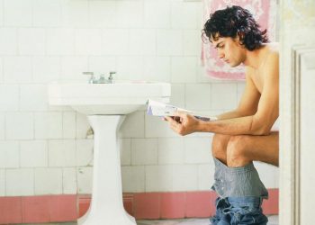 ¿Sabías cómo debes sentarte para ir al baño y evitar complicaciones para tu salud ?