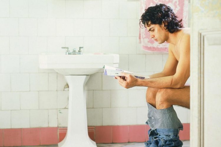 ¿Sabías cómo debes sentarte para ir al baño y evitar complicaciones para tu salud ?