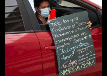 “Lo lograste amor, vamos a casa”: Así recibió una mujer a su familiar que se recuperó de Covid-19 en Hospital El Salvador
