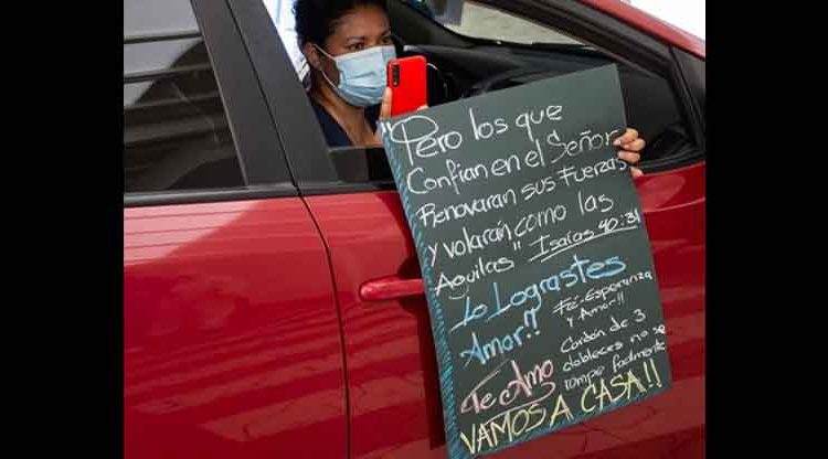 “Lo lograste amor, vamos a casa”: Así recibió una mujer a su familiar que se recuperó de Covid-19 en Hospital El Salvador
