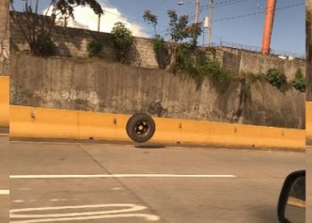 Llanta se desprende de camioneta y rueda a toda velocidad por bulevar Monseñor Romero