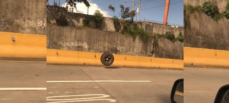 Llanta se desprende de camioneta y rueda a toda velocidad por bulevar Monseñor Romero