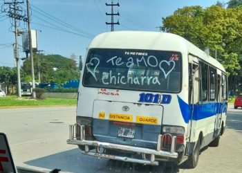 Microbusero enamorado envía un mensaje a su amada