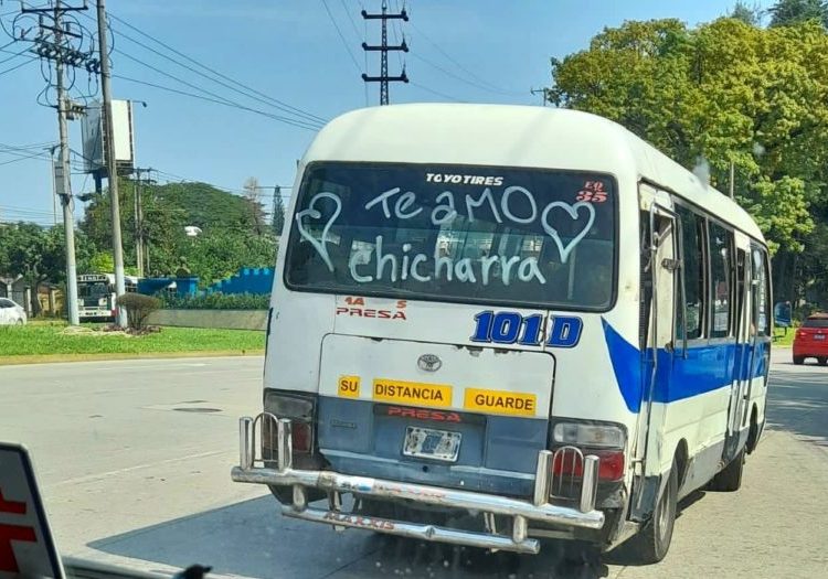 Microbusero enamorado envía un mensaje a su amada