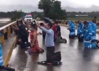 Pastores, policías y ciudadanos doblan rodillas pidiendo que Iota no cause más daños en Honduras