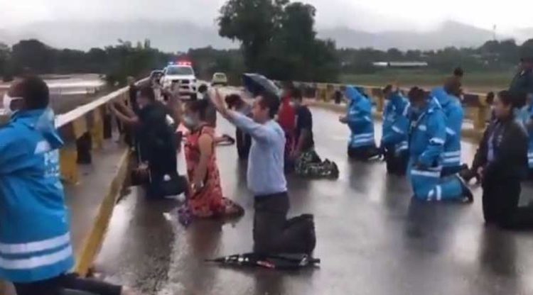 Pastores, policías y ciudadanos doblan rodillas pidiendo que Iota no cause más daños en Honduras