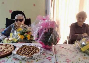 A falta de sus familiares, abuela celebra sus 107 años junto a su mejor amiga de 105 en un hogar para ancianos