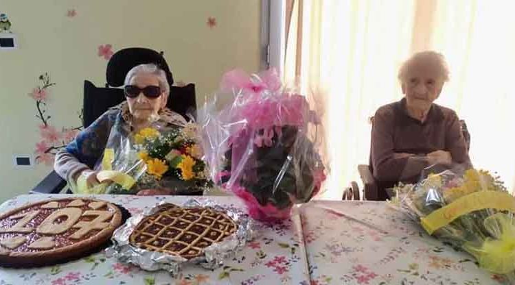 A falta de sus familiares, abuela celebra sus 107 años junto a su mejor amiga de 105 en un hogar para ancianos