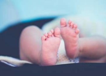 Una estadounidense queda embarazada a los 62 años usando óvulos de su hija, que también espera un bebé