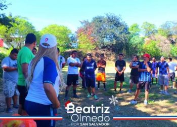 Beatríz Olmedo entrega uniformes en Popotlán