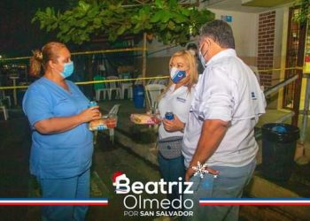 Olmedo y Gilberto Amador entregan alimentos a FOSALUD
