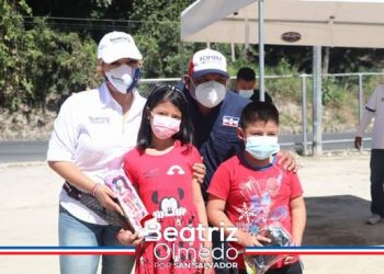 Beatriz Olmedo y Elmer Cardoza entregan juguetes en Ciudad Delgado