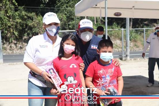 Beatriz Olmedo y Elmer Cardoza entregan juguetes en Ciudad Delgado