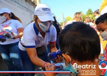 Beatríz Olmedo y Elmer Cardoza regalando juguetes en Ciudad Delgado