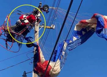 Santa Claus en paracaídas iba a dar el mensaje de Navidad pero queda enredado en cables de electricidad