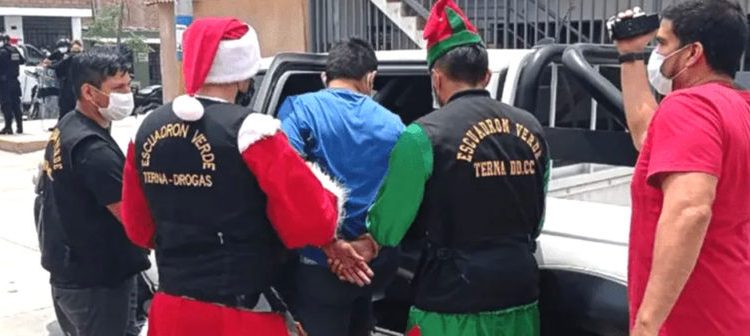 Policías disfrazados de “Papa Noel” y un “Elfo” capturan traficantes de drogas