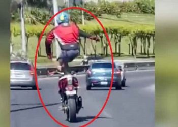 Motociclista es captado mientras hacía acrobacias en plena carretera   en la entrada a Santa Tecla