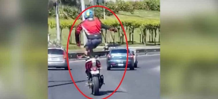 Motociclista es captado mientras hacía acrobacias en plena carretera en la entrada a Santa Tecla