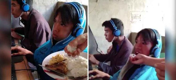 Madre le da de comer en la boca a su hijo adicto a los videojuegos