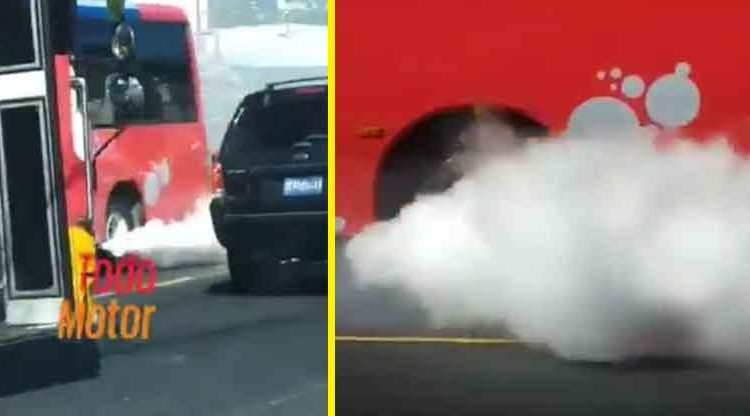 Captan a autobús de Ruta 11C emanando cantidades de humo como si fuera jornada de fumigación