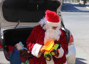 Mujer se viste de Santa Claus para regalar comida y juguetes a niños migrantes en albergues