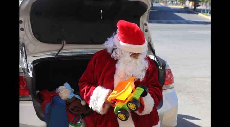 Mujer se viste de Santa Claus para regalar comida y juguetes a niños migrantes en albergues