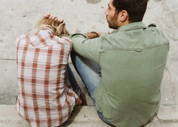 Esposa y suegra sorprenden a infiel con la otra en bus público