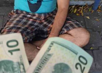Cae sujeto que intentó comprar con billetes falsos en un centro comercial