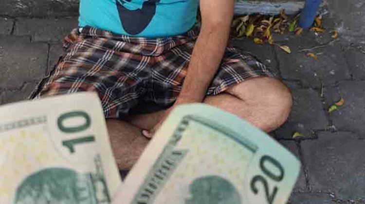 Cae sujeto que intentó comprar con billetes falsos en un centro comercial