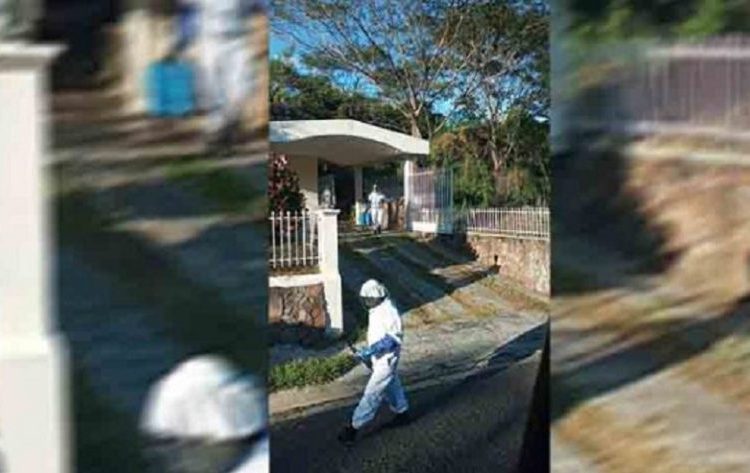 Bomberos auxilian a dos personas picadas por un enjambre de abejas