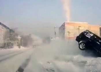 Un conductor graba como un coche intenta adelantarle, pierde el control, rompe la barandilla de una puente y se precipita a un río congelado