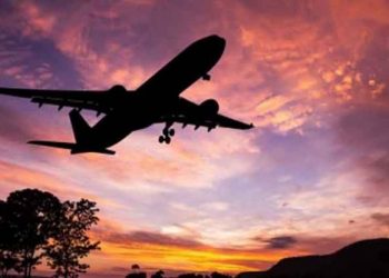 Avión con más de 60 personas a bordo desaparece en el mar
