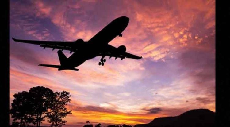Avión con más de 60 personas a bordo desaparece en el mar
