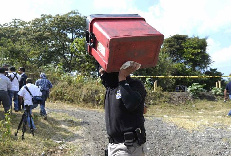 Hombre borracho entra a culto evangélico y ataca con un hacha a una señora de 71 años