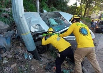 Automovilista se duerme y colisiona contra un poste del tendido eléctrico en Ciudad Delgado