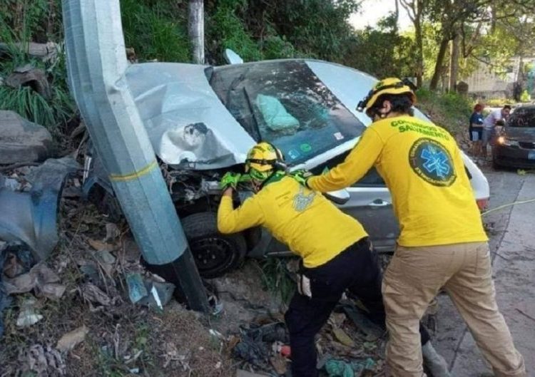 Automovilista se duerme y colisiona contra un poste del tendido eléctrico en Ciudad Delgado