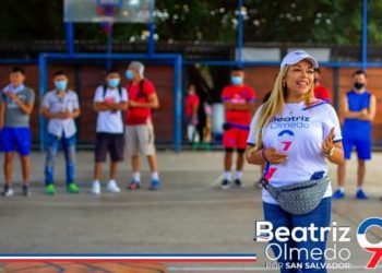 Beatríz Olmedo entrega uniformes en Guazapa