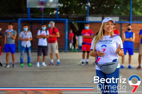 Beatríz Olmedo entrega uniformes en Guazapa