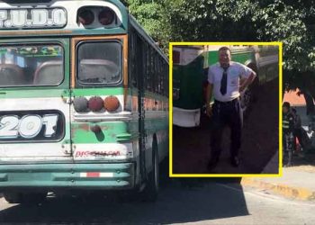 Él es Carlos, busero que bajó de la unidad para tratar de salvarle la vida a una mujer que se accidentó en Santa Ana