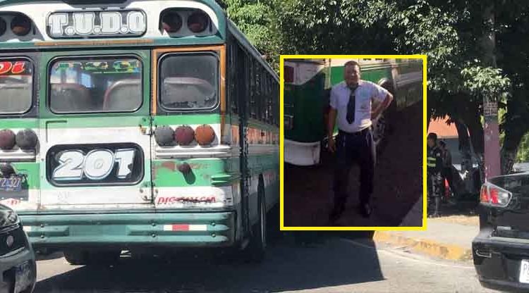 Él es Carlos, busero que bajó de la unidad para tratar de salvarle la vida a una mujer que se accidentó en Santa Ana