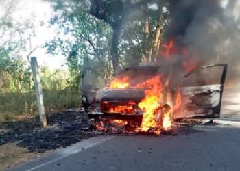 Joven alquila un vehículo y este queda hecho cenizas tras incendio