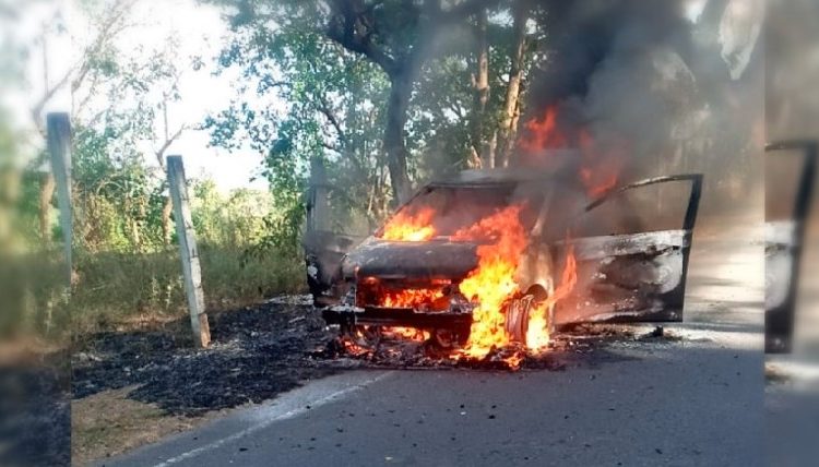 Joven alquila un vehículo y este queda hecho cenizas tras incendio