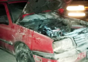 Portar un extintor de calidad le valió a un ciudadano para evitar que las llamas no consumieran su carro
