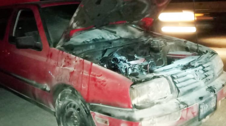 Portar un extintor de calidad le valió a un ciudadano para evitar que las llamas no consumieran su carro