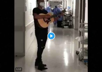 Alex Campos conmueve al cantar en los pasillos de un hospital donde está interno su padre por Covid-19