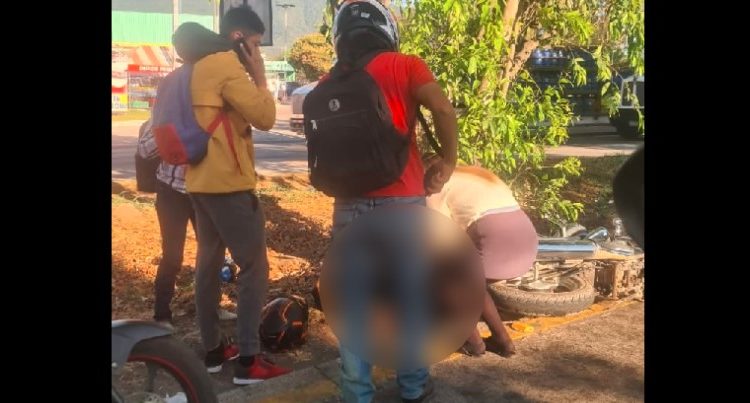 Motociclista que hacía tercer carril pierde el control y se accidenta en carretera a Santa Ana