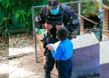 Con la lectura bíblica, niño motiva a un agente policial “a seguir luchando”