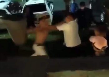 Sujeto termina “noqueado” en pelea callejera en la colonia San Benito, San Salvador